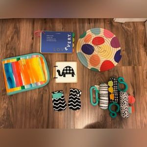 Lovevery 0-12 weeks play kit.